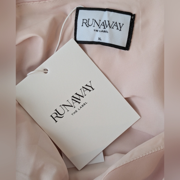 Runaway • Gia Maxi Dress - Picture 7 of 9